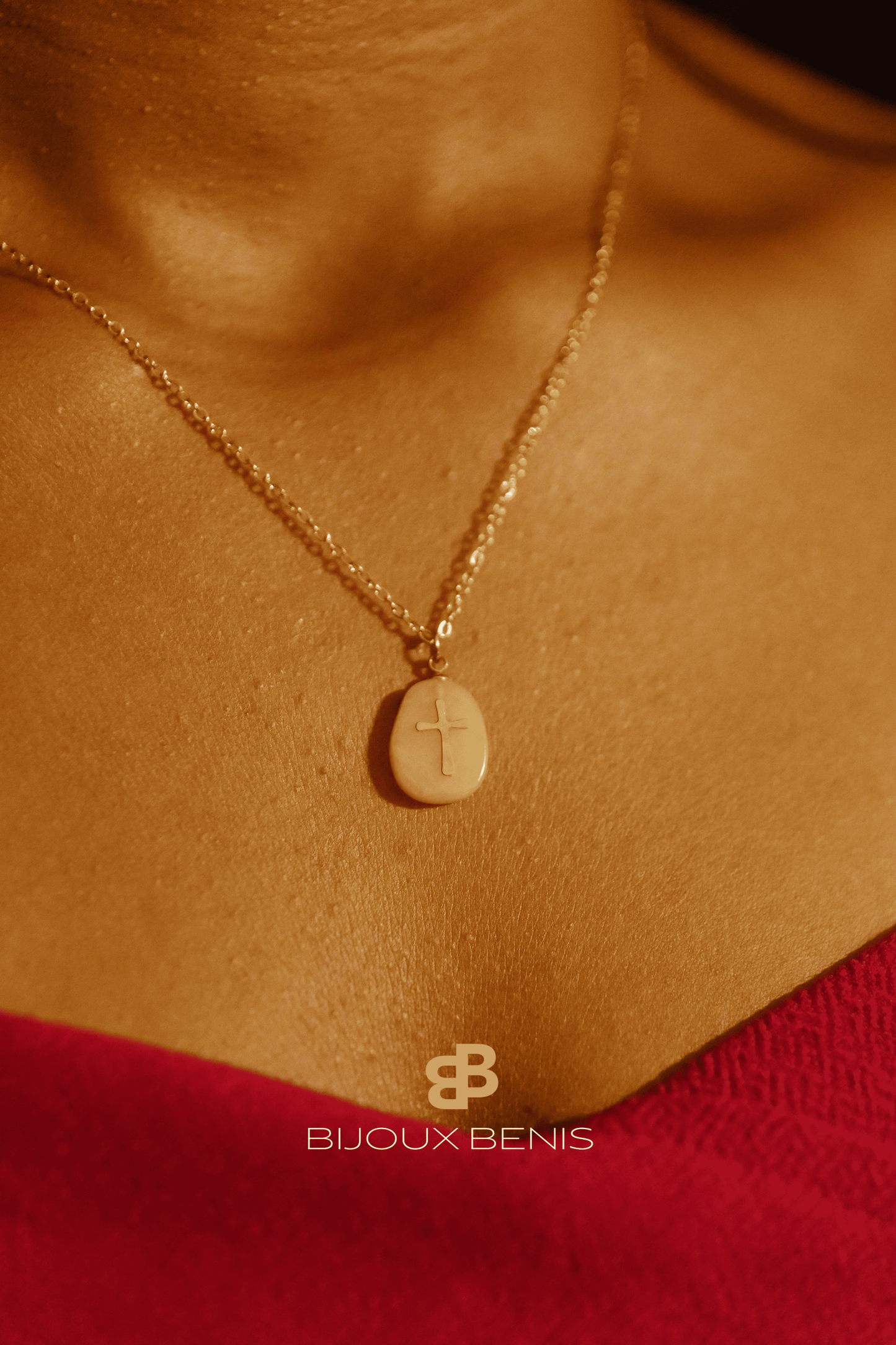 Collier Jem - croix sur pierre naturelle rose.