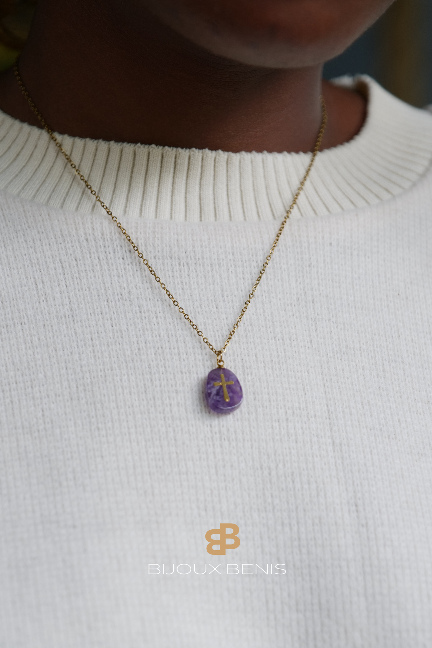 Collier en pierre naturelle d'améthyste avec croix dorée.